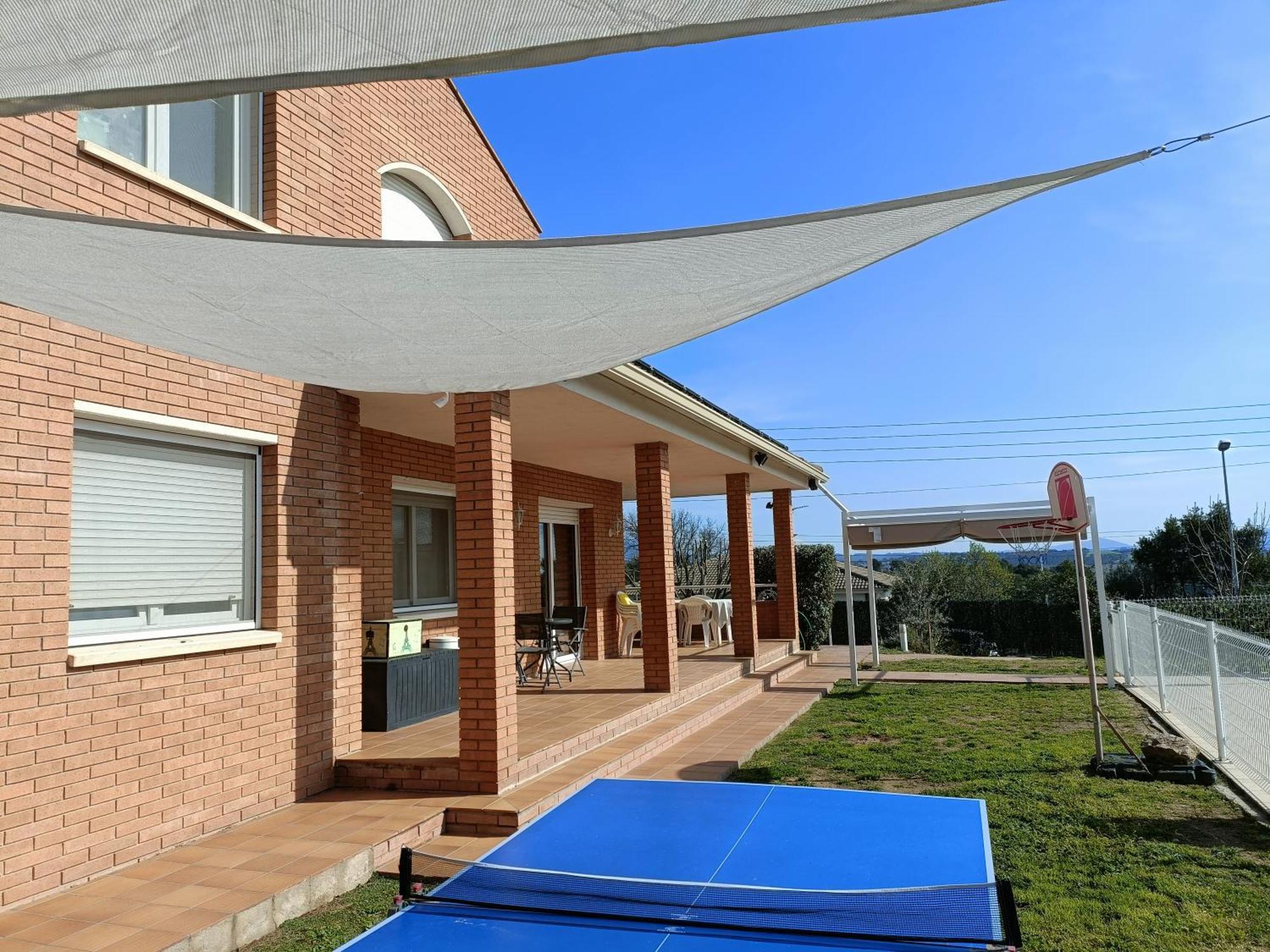 Casa Con Jardin Y Piscina Privada. Villa Santa Eulalia de Ronsana Luaran gambar