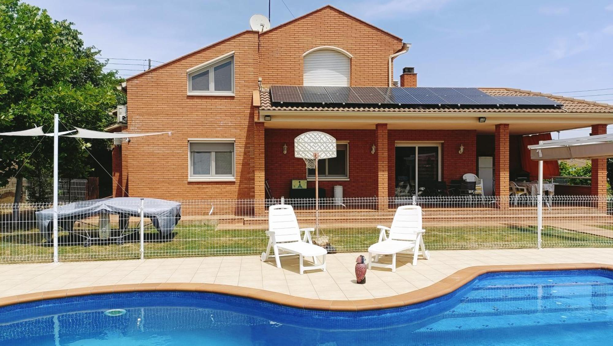 Casa Con Jardin Y Piscina Privada. Villa Santa Eulalia de Ronsana Luaran gambar