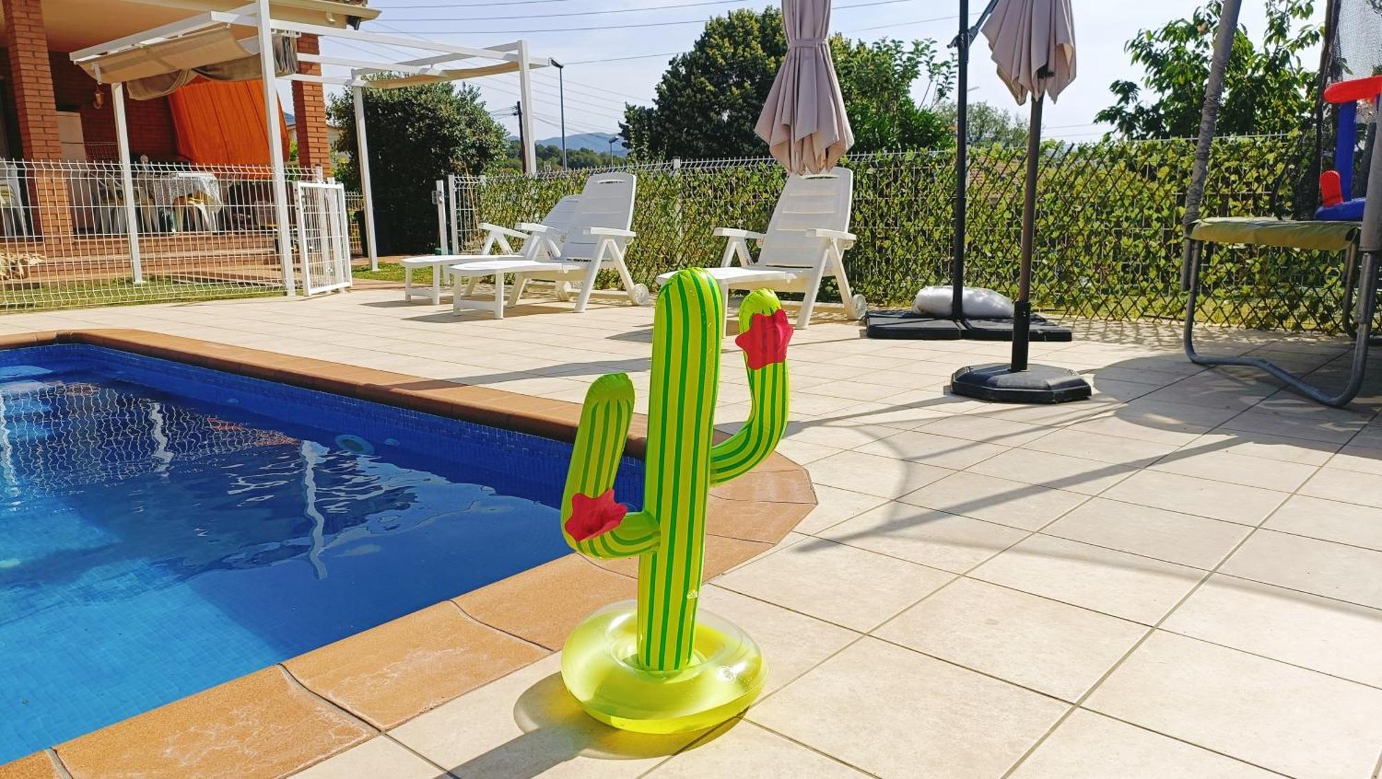 Casa Con Jardin Y Piscina Privada. Villa Santa Eulalia de Ronsana Luaran gambar