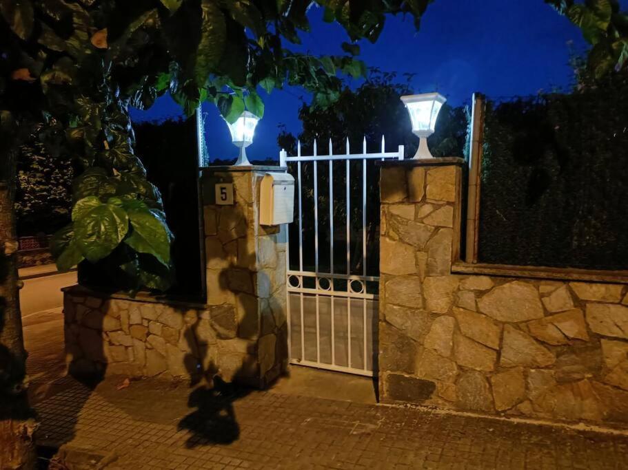 Casa Con Jardin Y Piscina Privada. Villa Santa Eulalia de Ronsana Luaran gambar