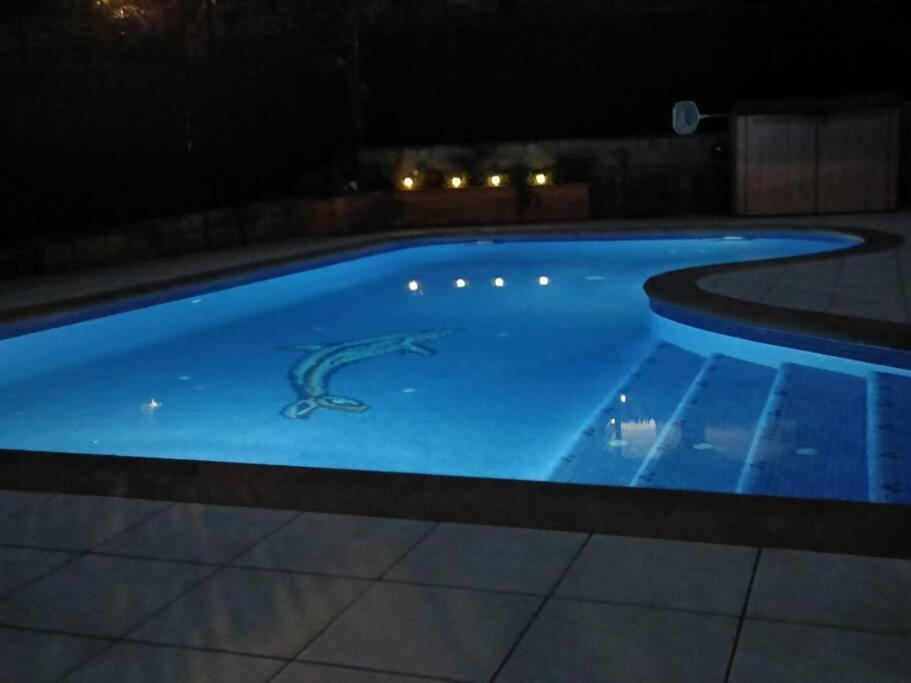 Casa Con Jardin Y Piscina Privada. Villa Santa Eulalia de Ronsana Luaran gambar