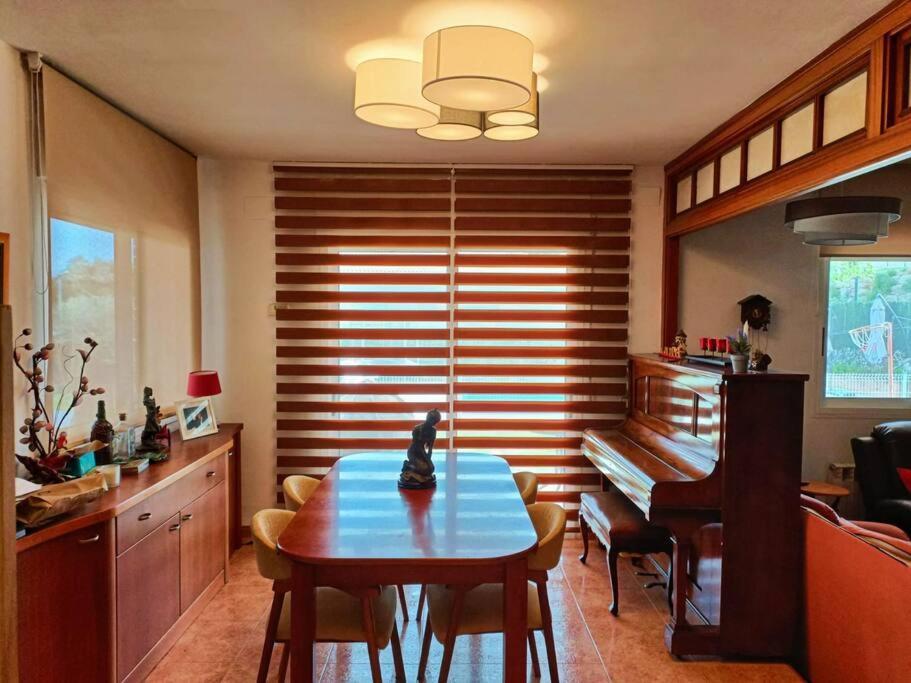 Casa Con Jardin Y Piscina Privada. Villa Santa Eulalia de Ronsana Luaran gambar