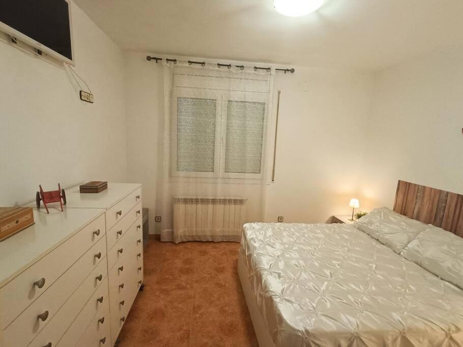 Casa Con Jardin Y Piscina Privada. Villa Santa Eulalia de Ronsana Luaran gambar