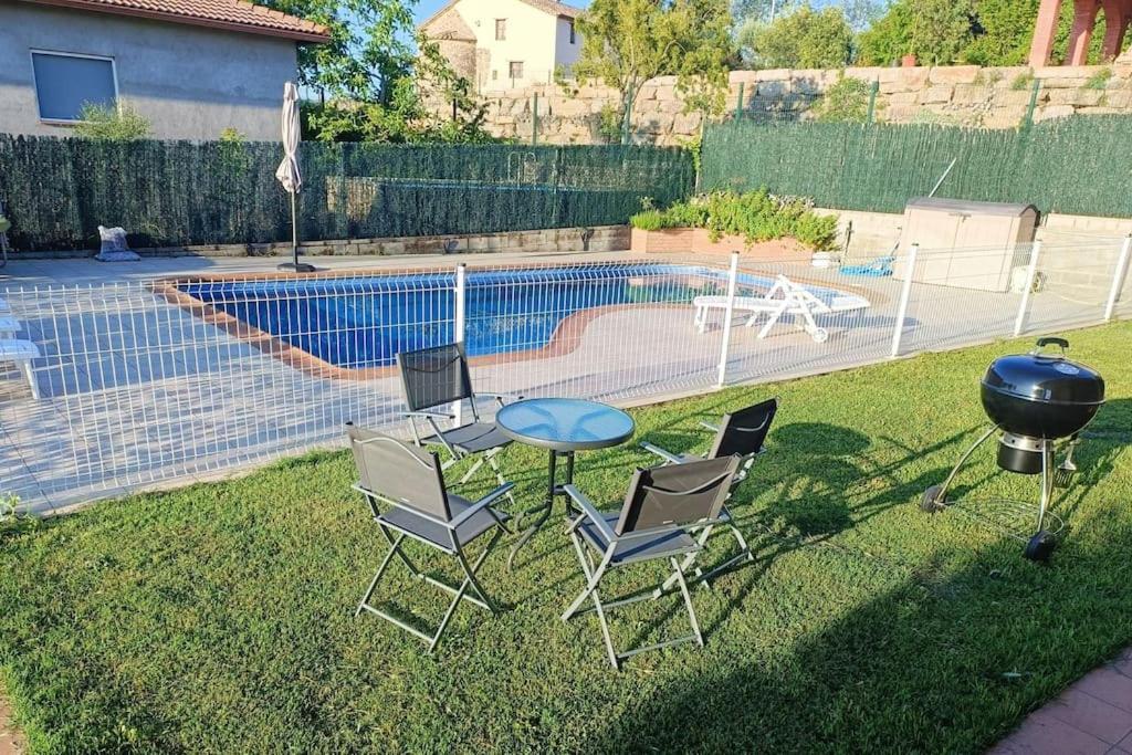 Casa Con Jardin Y Piscina Privada. Villa Santa Eulalia de Ronsana Luaran gambar